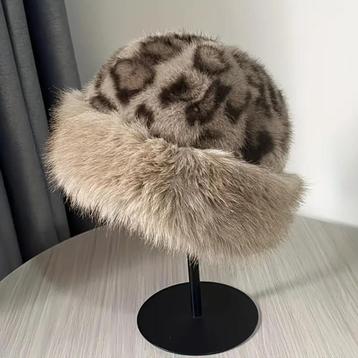 Mooie mutsen met nepbontrand beschikbaar voor biedingen