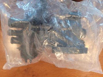 Thermostaathuis en koelwaterflens. Voor wat chocola  beschikbaar voor biedingen