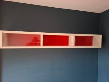 Wandkast met rode accenten beschikbaar voor biedingen
