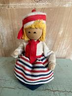 Vintage klederdracht poppetje op houten klos.zeeman zeevrouw, Ophalen, Zo goed als nieuw