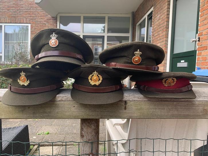 Vijf oude koninklijke landmacht leger petten, Verzamelen, Militaria | Algemeen, Landmacht, Helm of Baret, Nederland, Ophalen