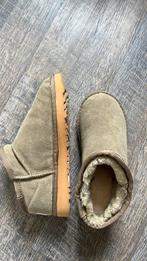 Uggs mini groen, Kleding | Dames, Groen, Lage of Enkellaarzen, Ophalen of Verzenden, Zo goed als nieuw