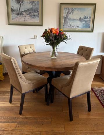 Eettafel mango hout met vier stoelen beschikbaar voor biedingen