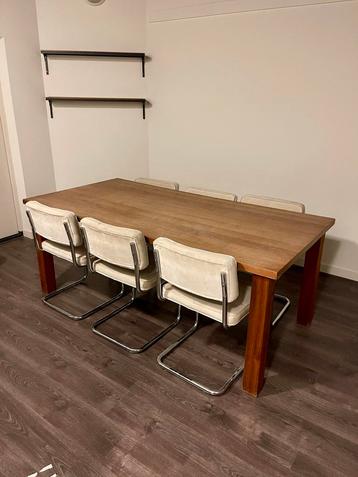 Eettafel en 6 stoelen set beschikbaar voor biedingen