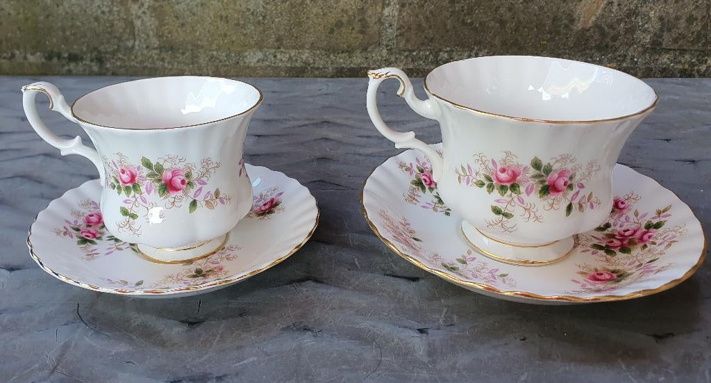 Royal Albert Lavender Rose – 2x kop & schotel set, Ophalen of Verzenden, Zo goed als nieuw, Porselein, Kop en/of schotel