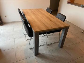 Eettafel + 4 stoelen beschikbaar voor biedingen