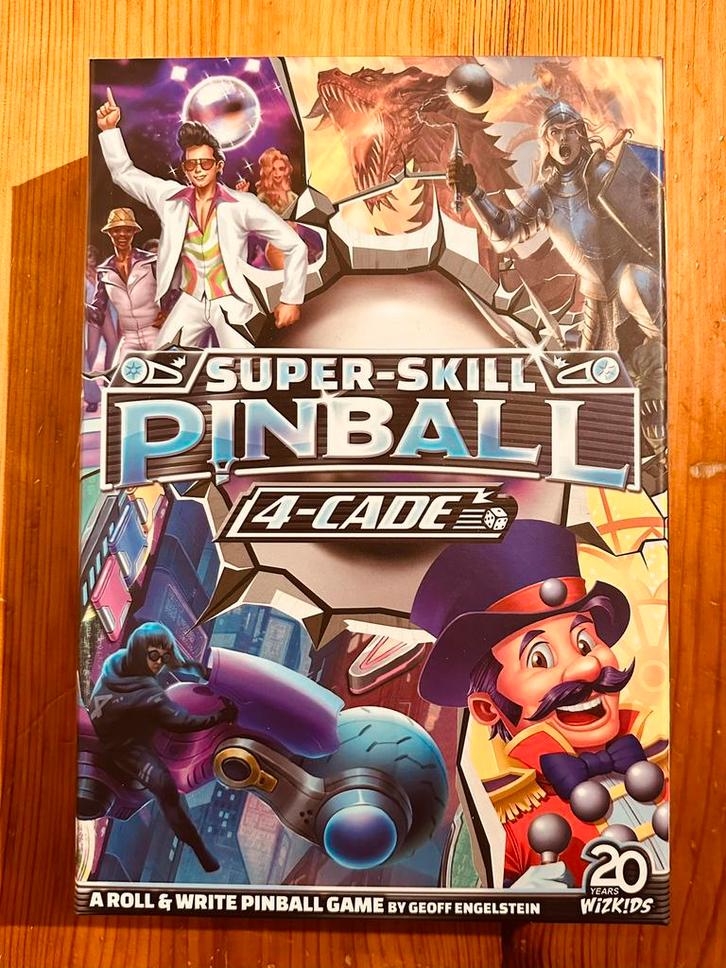 Super Skill Pinball 4-Cade (Roll & Write/Engels), Hobby en Vrije tijd, Gezelschapsspellen | Bordspellen, Zo goed als nieuw, Een of twee spelers