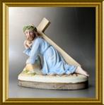 Antiek klein biscuit porseleinen beeldje: Jezus met kruis, Antiek en Kunst, Ophalen of Verzenden