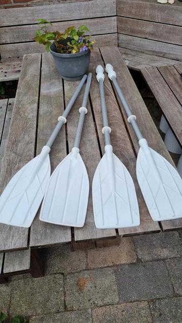 4 witte peddels beschikbaar voor biedingen