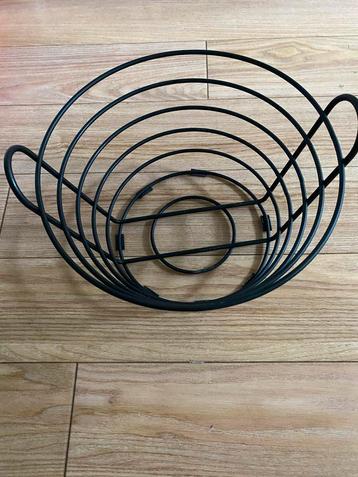 Metalen Mand - Modern Design beschikbaar voor biedingen