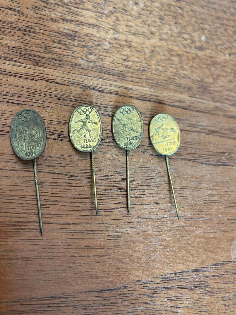 Olympische Spelen Tokyo 1964 Speldjes, Verzamelen, Speldjes, Pins en Buttons, Ophalen of Verzenden, Gebruikt, Sport, Speldje of Pin