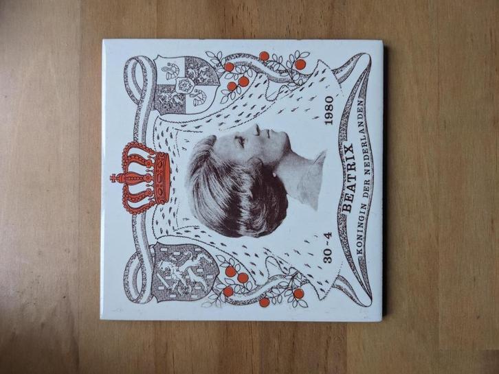 Sphinx tegel 1980 – Inhuldiging Koningin Beatrix – wandtegel, Antiek en Kunst, Antiek | Wandborden en Tegels, Ophalen of Verzenden