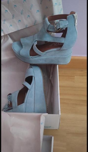Suede sandalen met plateau beschikbaar voor biedingen