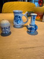 3 items, 2 vaasjes en een thee-ei. Delfts Blauw gekleurd., Antiek en Kunst, Ophalen
