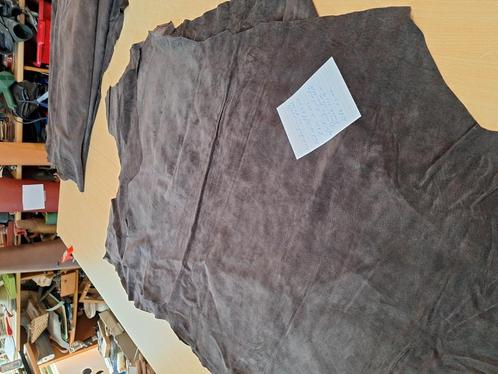 Zeer Donker bruin pigsuede, 1 euro per voet., Hobby en Vrije tijd, Stoffen en Lappen, Nieuw, Leer of Kunstleer, 30 tot 120 cm
