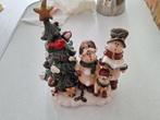 Beeldje zingende sneeuwpoppen bij boom, Diversen, Kerst, Onbekend, Ophalen of Verzenden, Zo goed als nieuw, Losse verkoop