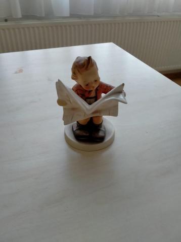 Hummel Beeldje - Lezend Jongetje beschikbaar voor biedingen