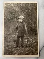 Fotokaart kind in Belgisch uniform casque adrian Brasschaat, Ophalen of Verzenden, Voor 1940, Zo goed als nieuw