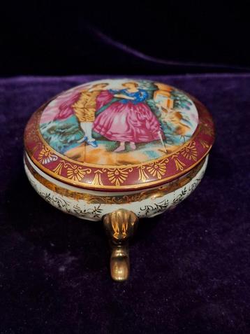 Antieke Porseleinen Sieradendoos beschikbaar voor biedingen