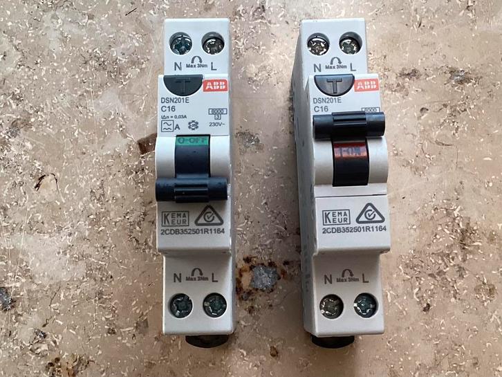 2x AAB aardlekautomaat 1 polig+nul16AC-kar 30 mA DSN 201E, Hobby en Vrije tijd, Elektronica-componenten, Zo goed als nieuw, Ophalen