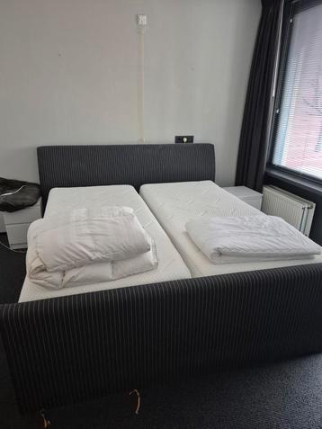 Nette boxspring donkergrijs met wit streepje beschikbaar voor biedingen
