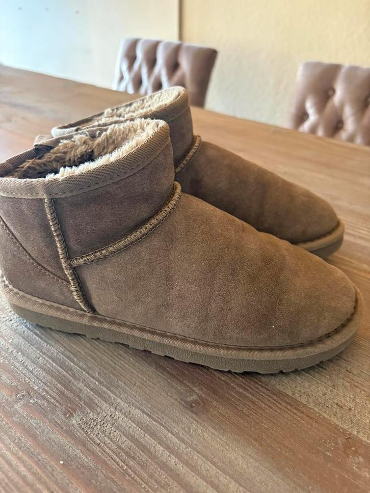 Taupe kleurige Ugg mini boots mt 38, Kleding | Dames, Schoenen, Zo goed als nieuw, Overige kleuren, Ophalen of Verzenden