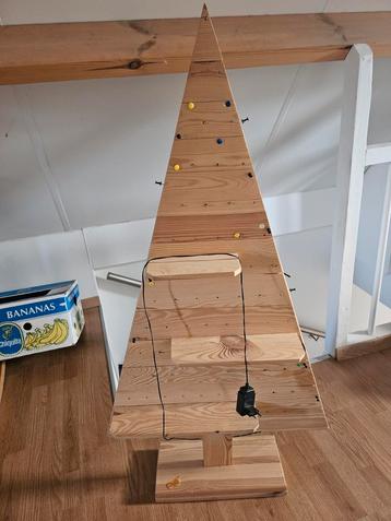 Houten kerstboom beschikbaar voor biedingen