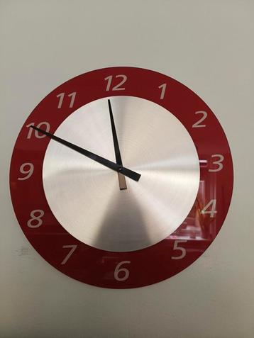 Klok met rode rand TimelessTimeDesign beschikbaar voor biedingen