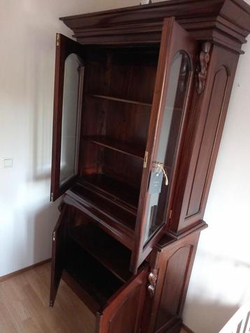 Koloniale kast met glasdeuren, facet geslepen. beschikbaar voor biedingen