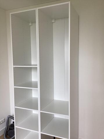 Nieuwe Pax kast met bodemplaat en twee planken.