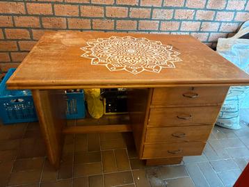 Geatis afhalen; Vintage Bureau beschikbaar voor biedingen
