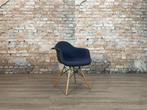 Vitra Eames Plastic Armchair DAW bij TheReSales, Huis en Inrichting, Stoelen, Blauw, Design, Zo goed als nieuw, Vijf, Zes of meer stoelen