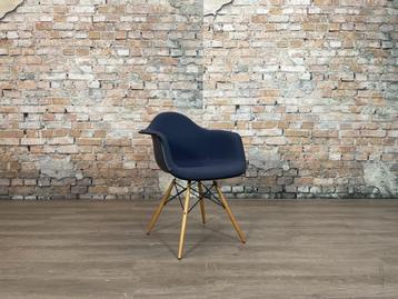 Vitra Eames Plastic Armchair DAW bij TheReSales beschikbaar voor biedingen