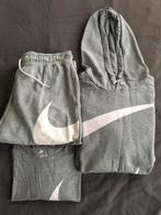 Te koop grijs NIKE swoosh joggingpak maat XL, Kleding | Heren, Sportkleding, Maat 56/58 (XL), Ophalen of Verzenden, Zo goed als nieuw