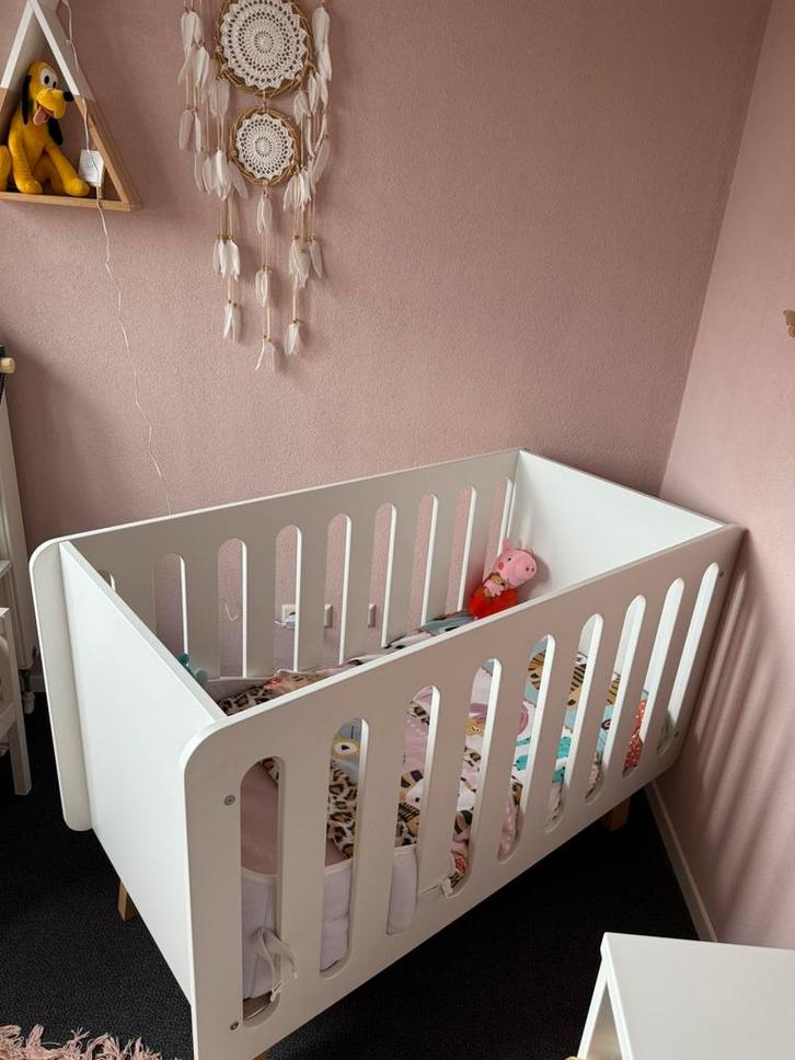 Ledikant en commode van het merk KC exclusief, Kinderen en Baby's, Kinderkamer | Complete kinderkamers, Zo goed als nieuw, Jongetje of Meisje