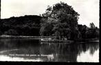 Mook (L.), Vijver Plasmolen met Kloosterberg, gelopen 1960, Verzamelen, Ansichtkaarten | Nederland, Verzenden, 1960 tot 1980, Gelopen