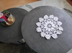 Brocante - Gehaakte kleedjes rond 2 stuks, Antiek en Kunst, Antiek | Kleden en Textiel, Ophalen of Verzenden
