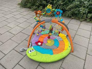Leuke speelkleed voor de blije baby beschikbaar voor biedingen