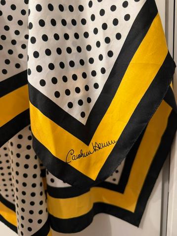 Vintage sjaal Carolina Herrera beschikbaar voor biedingen