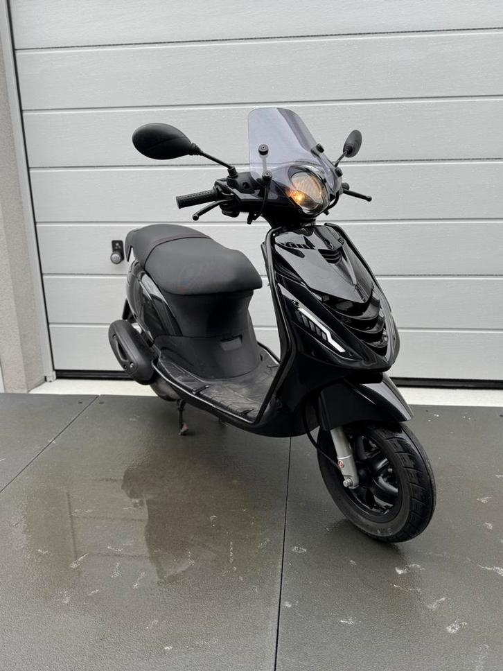 Piaggio zip 50cc e5 2024 brom full option nieuwstaat, Fietsen en Brommers, Scooters | Piaggio, Zo goed als nieuw, Zip, Maximaal 45 km/u
