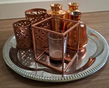 Decoratieve koperkleurige set met dienblad en vazen beschikbaar voor biedingen
