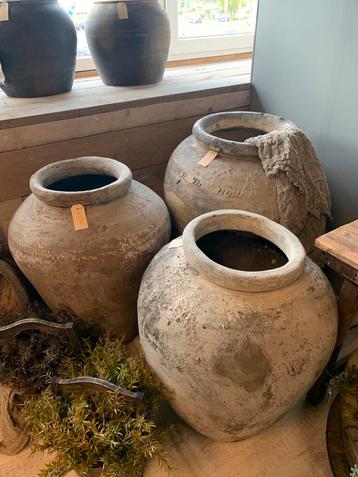 Oude stenen kruiken uit India. XL XXL beschikbaar voor biedingen