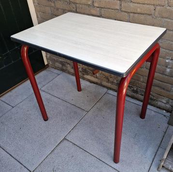 schooltafel - 64cm hoog in goede staat beschikbaar voor biedingen