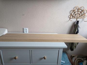 Zwevende wandplank houtlook beschikbaar voor biedingen