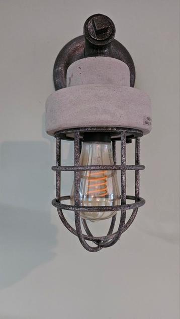 Industriële Wandlamp met Metalen Kooi beschikbaar voor biedingen
