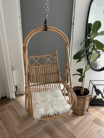 Jaren 70 vintage rotan hangstoel beschikbaar voor biedingen