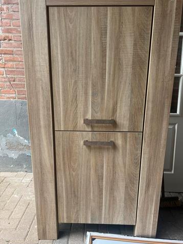 Mooie zware kast beschikbaar voor biedingen