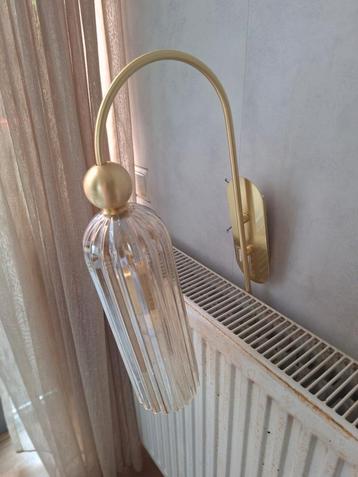 Stijlvolle Wandlamp met Glazen Kap beschikbaar voor biedingen
