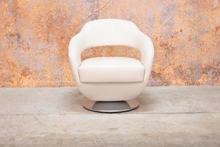 ZGANieuw witte leren design draaifauteuil van Musterring, Huis en Inrichting, Fauteuils, Zo goed als nieuw, Leer, Metaal, 50 tot 75 cm