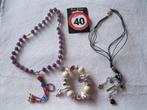 1 setje sieraden: 2 kettingen, 1 armband en 1 button, Ophalen of Verzenden, Gebruikt, Overige kleuren, Overige materialen